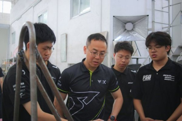 捷凯许家泰走进校园 与华南理工大学赛车队一样