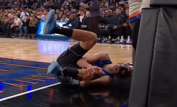 小瓦格纳重伤! 尝试空接遭敌手犯规跌倒 左腿无法承重被搀扶离场