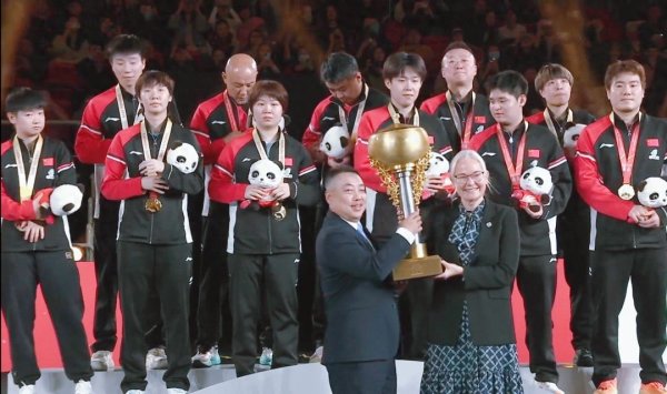 索琳刘国梁为成王人混团宇宙杯冠军中国队授奖杯, 王励勤刘诗雯授奖