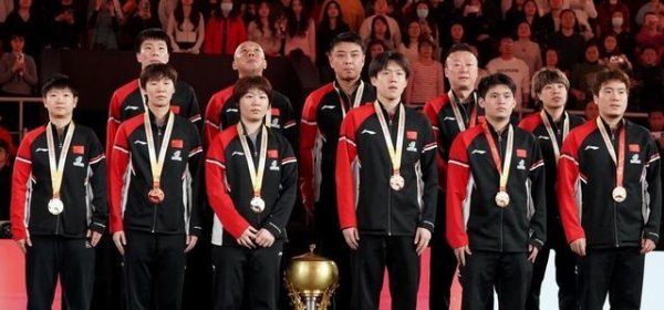 国乒抵港切换夏天方法，三连冠气势原地奔赴总决赛，雪糕签名和脱外衣齐成名景色