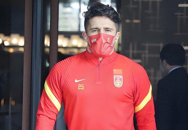 偶然! 他是申花足校培养的独一国脚中锋, 如今却成上港功勋弓手