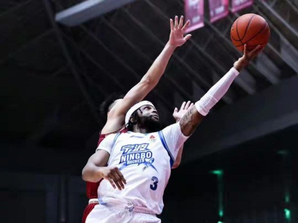 CBA三场比赛出其不意，广东、上海念念夺冠难上加难