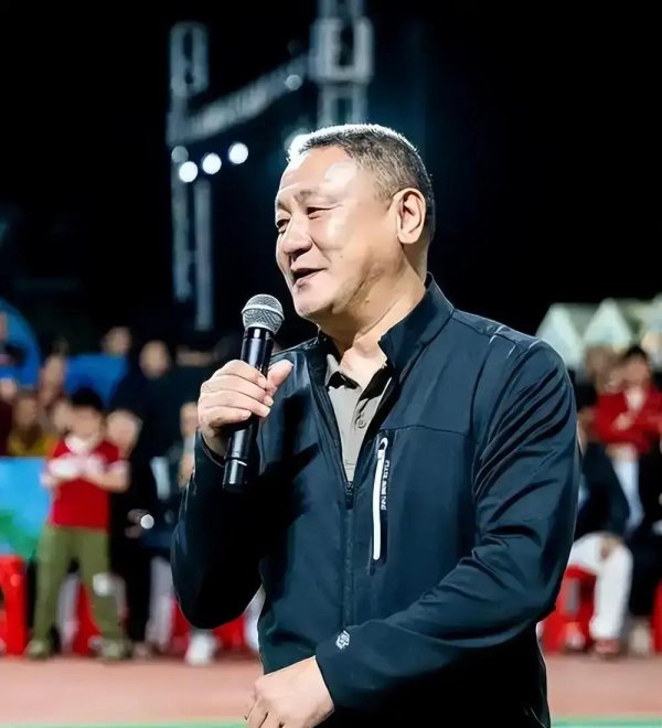 54岁老队长为足球“站台”，传承精神的青训地基到底由谁来夯实？