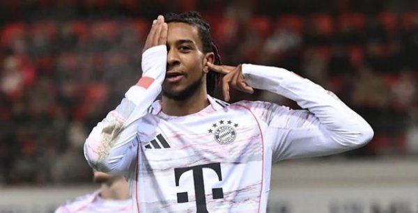 满血转头，此前资格眼部手术的奥利塞在进球后捂住一只眼庆祝