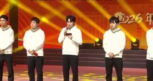 王楚钦合影再让C位超暖！为大胖指路太真义真义 单赛季苦战150+场太累