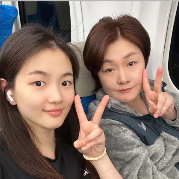 韩国乒坛双姝海边放飞自我！金娜英陪妈散心申裕斌秀火辣身体