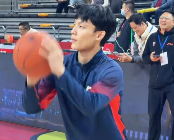 广东半场险胜浙江！徐杰萨姆纳皆爆，奎因太好用，胡明轩高开低走