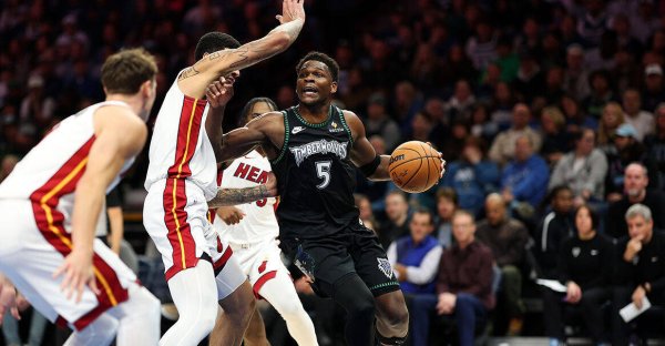 爱德华兹26+5鲍威尔21分 丛林狼主场浇灭热火