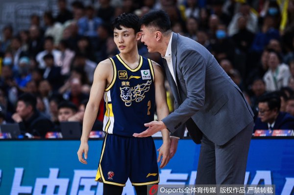 受伤离场！徐杰半场3中0仅拿1分1板1助 被撞到膝盖