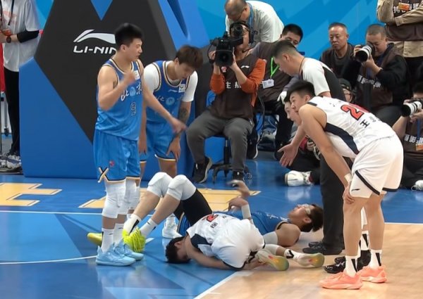 周琦被撞飞后倒地误伤徐杰膝盖！后者头盖毛巾已被队友背下场！
