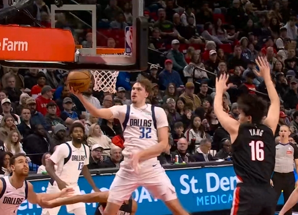 同届少壮！状元弗拉厮杀进内线 拉杆躲过杨瀚森封盖英俊上篮