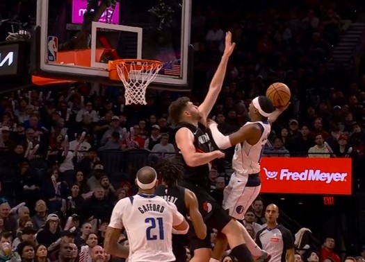 师从欧文？布兰登·威廉姆斯机敏粉碎 毅力回击克林根超脱上篮！